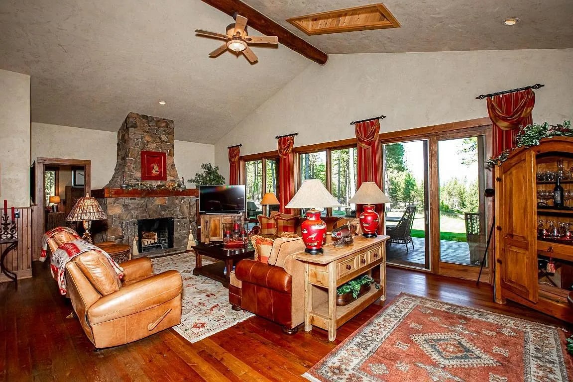 1030 Whitefish Hills Dr