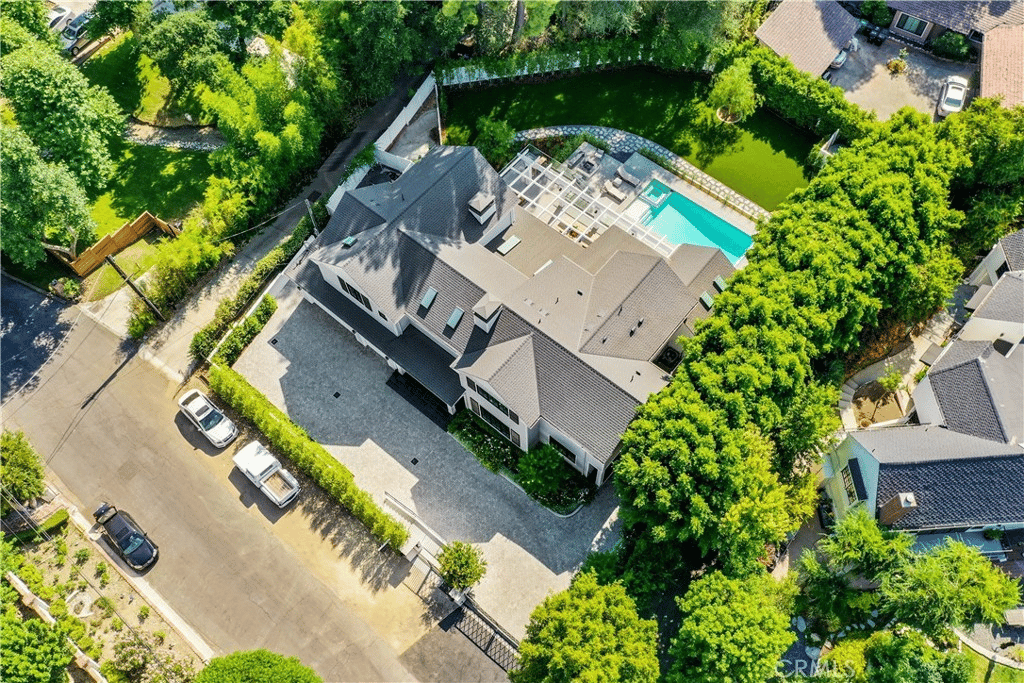 4627 Encino Ave