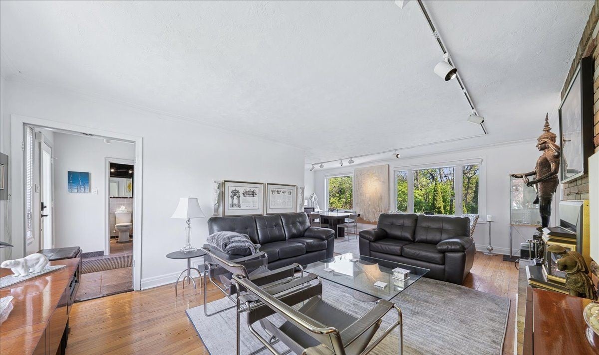 11 Ridgemoor Avenue