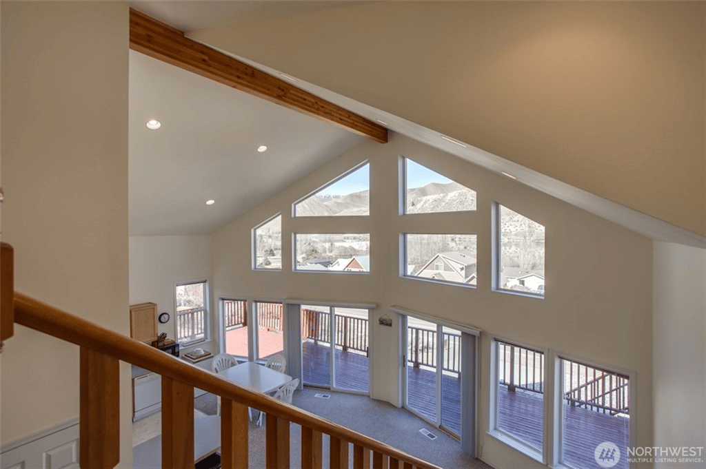 380 Beach Dr