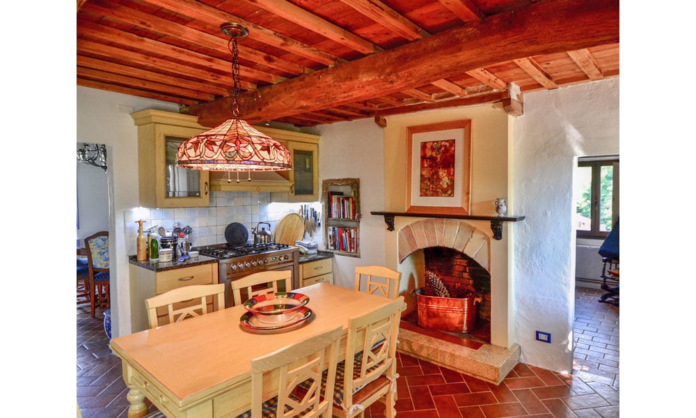 An Enviable Country Retreat With Panoramic Views in Colmurano, Le Marche