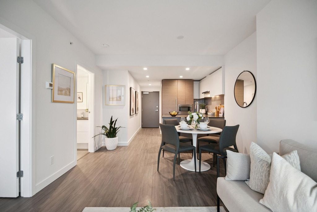 13615 Fraser Hwy, #402