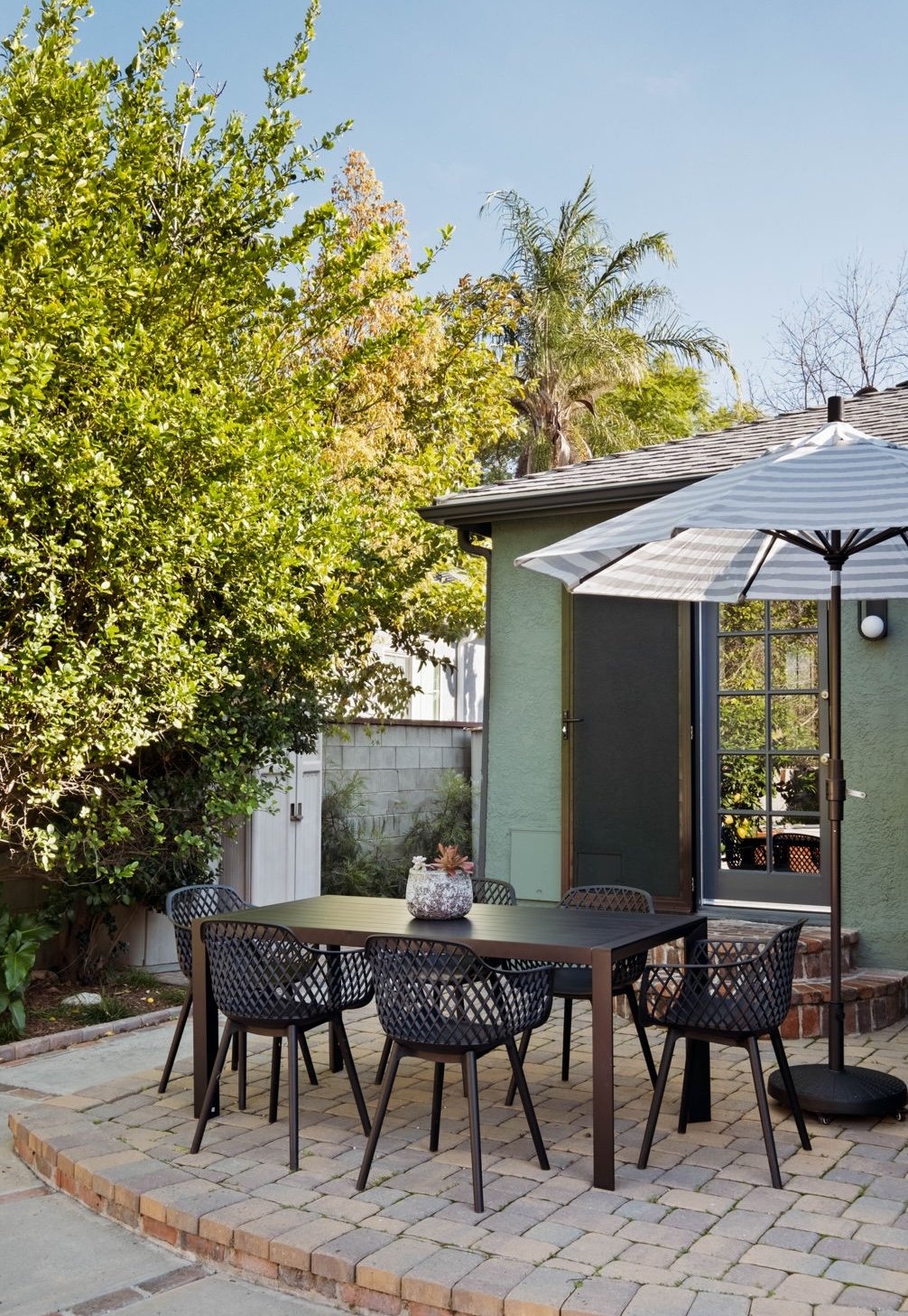 Effortless California Living in This Tarzana Ranch