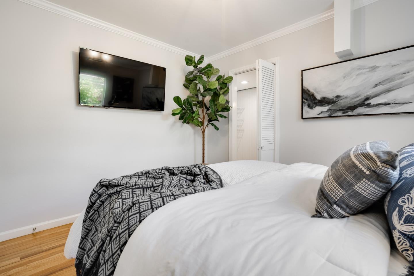 15720 Loma Vista Ave, Los Gatos, CA 95032-3637