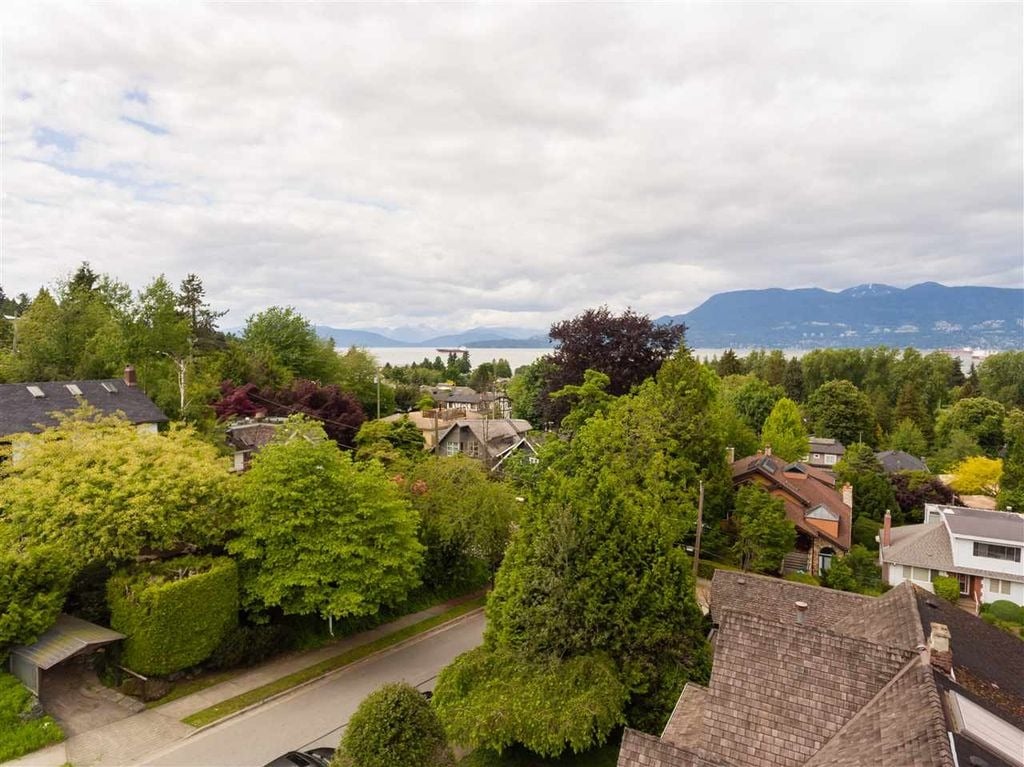 4385 Locarno Cres