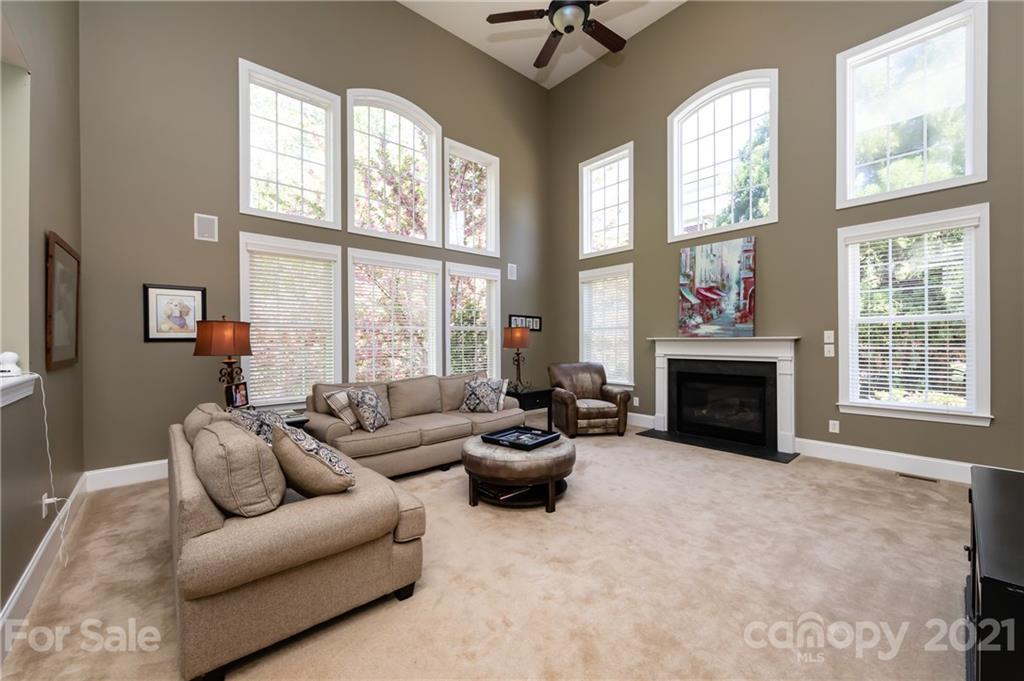 5017 Woodview Ln