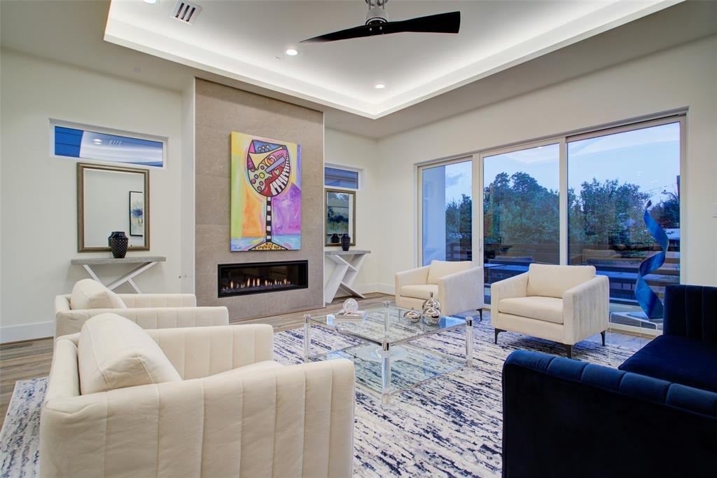 2720 Greenbriar Dr