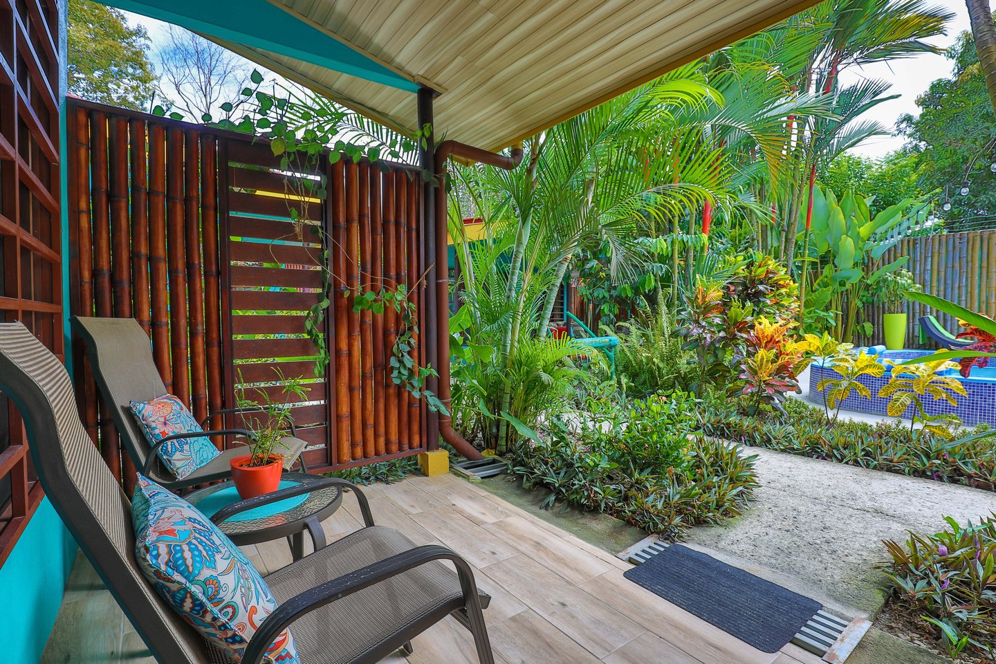 SUCCESSFUL BOUTIQUE HOTEL WITH OWNER’S HOME BY THE BEACH IN UVITA