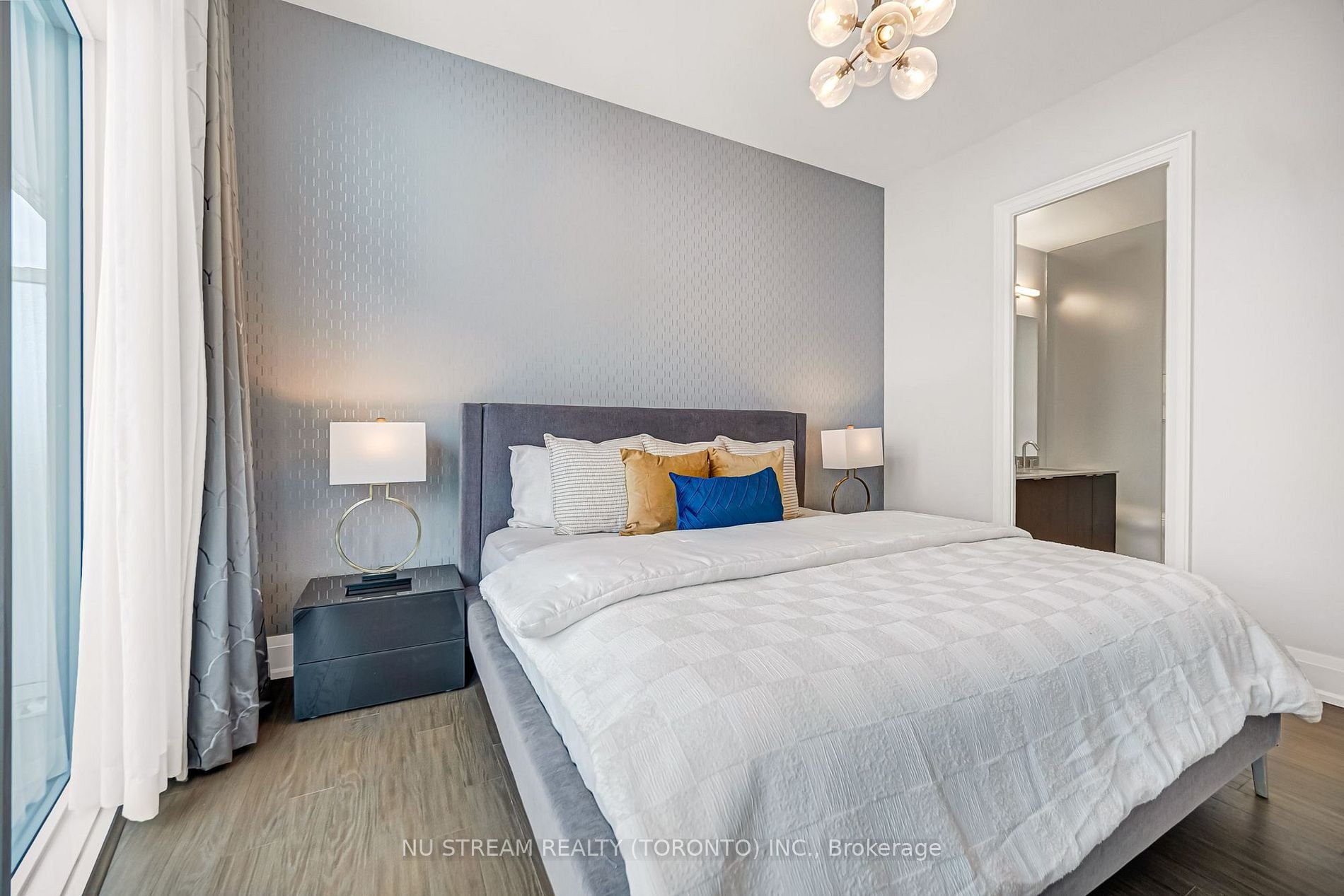 ICONIC LIVING AT 100 HARBOUR ST
