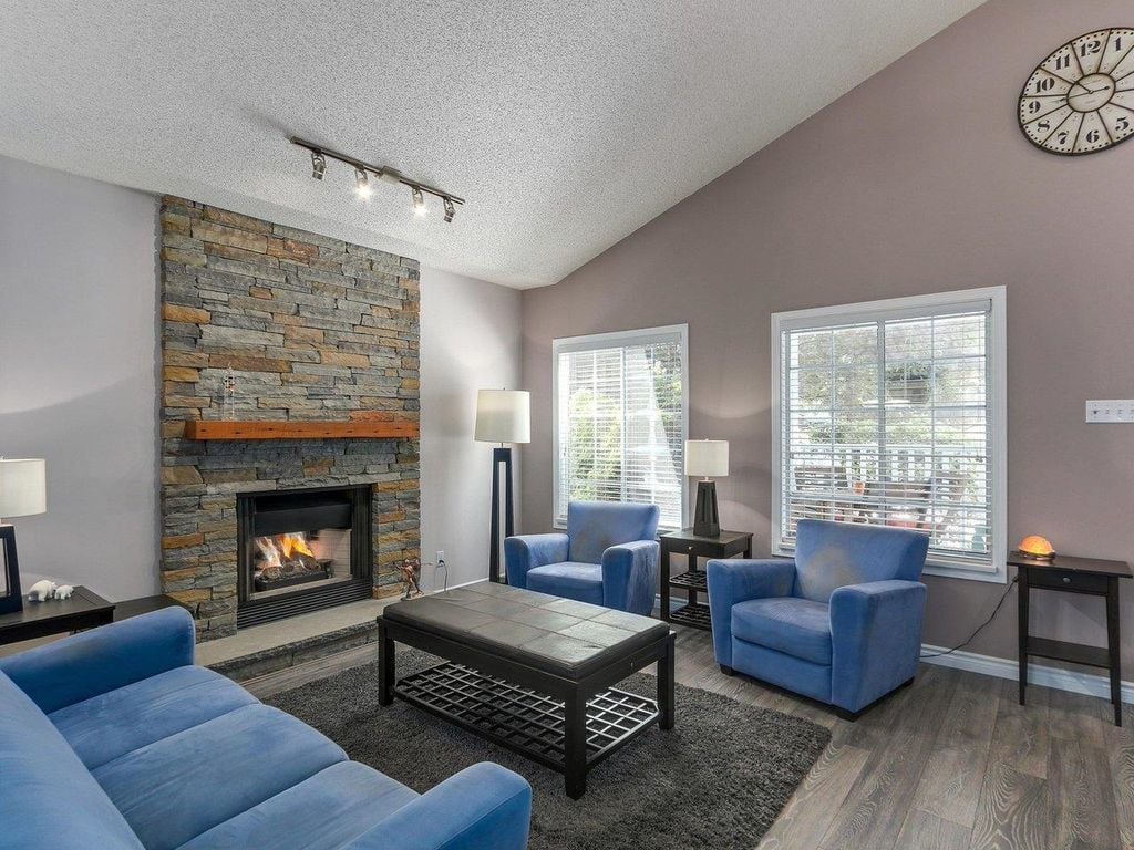 807 Porteau Pl