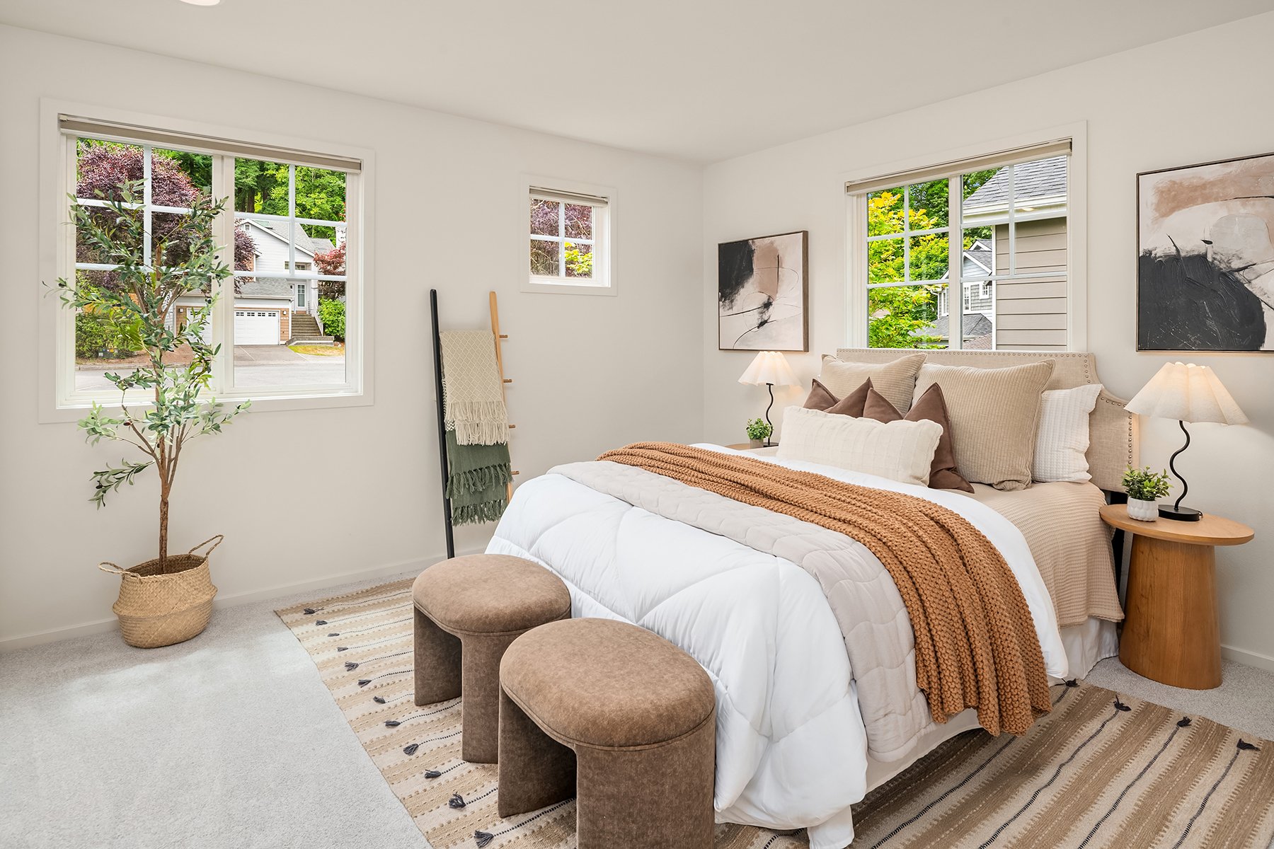 Quiet Elegance in Kirkland: Ideal Location & Natural Beauty