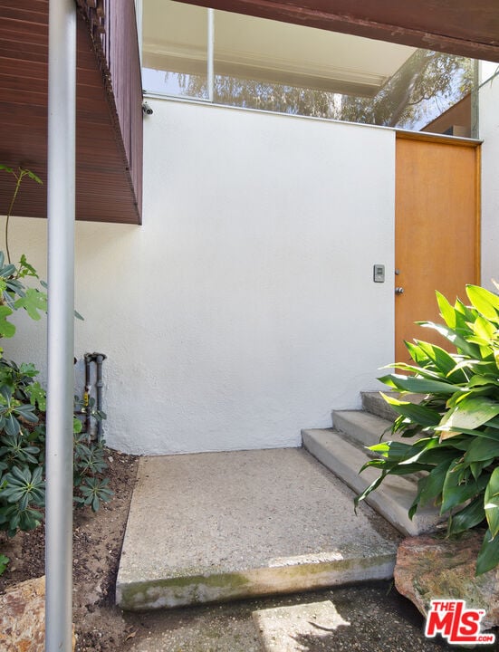 2210 Neutra Pl