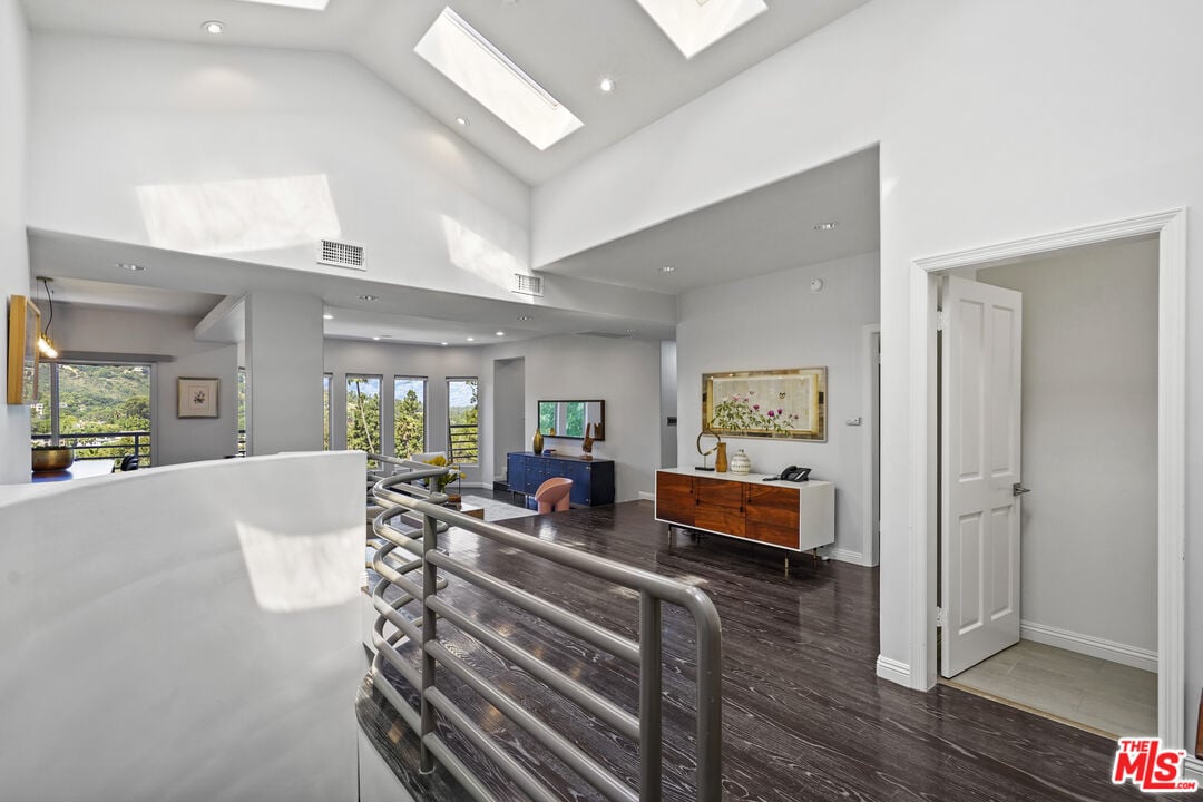 Solaris Manor, N Knoll Dr, 90068