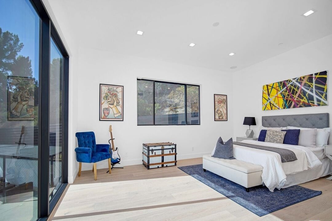 Canyon Lake Dr, 90068