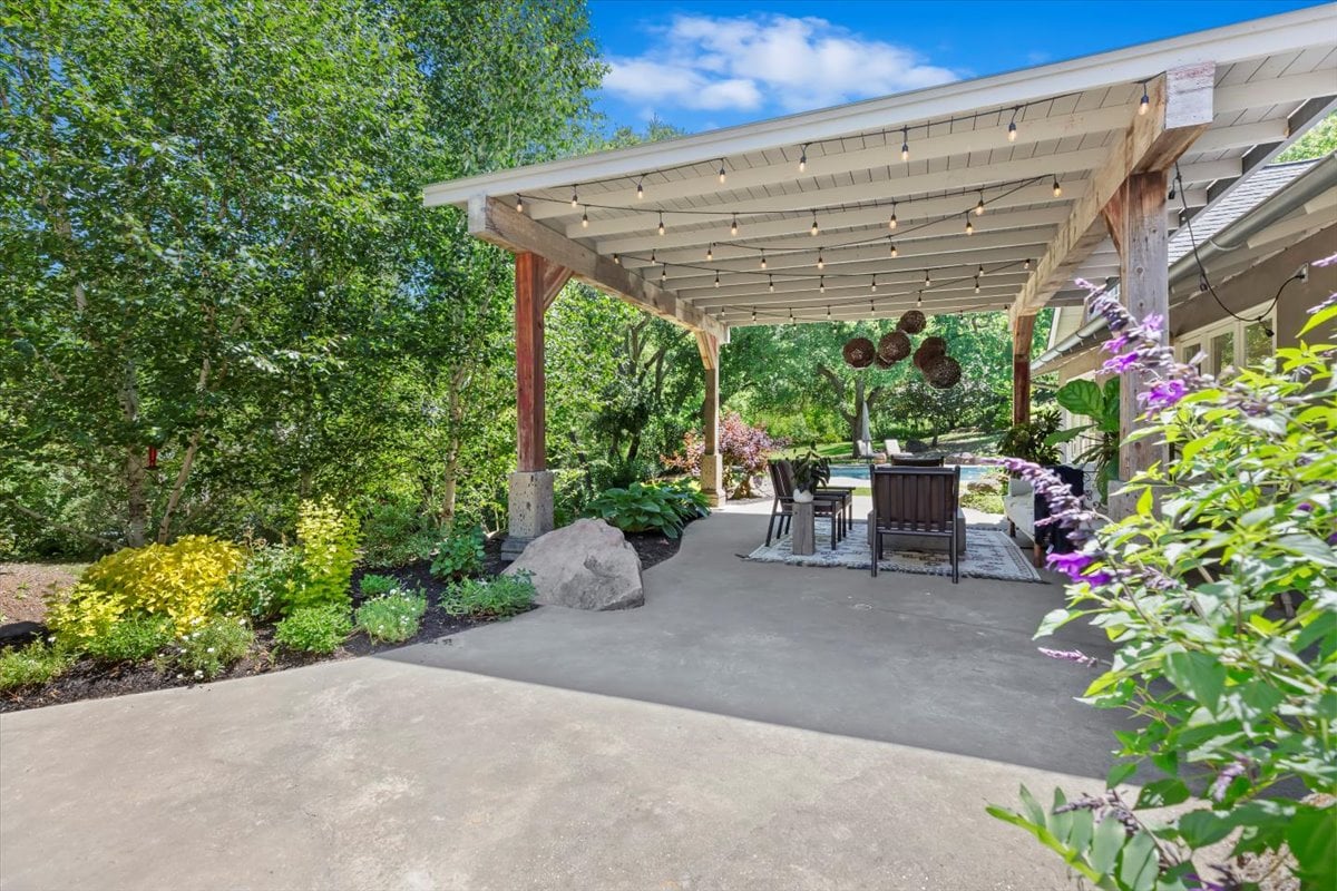 15 Cascade Ln