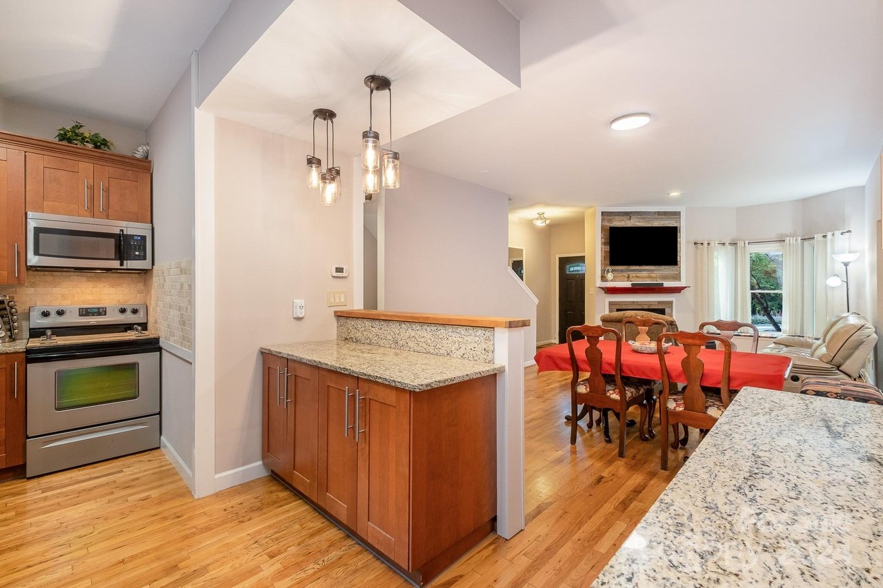 324 W 10th St