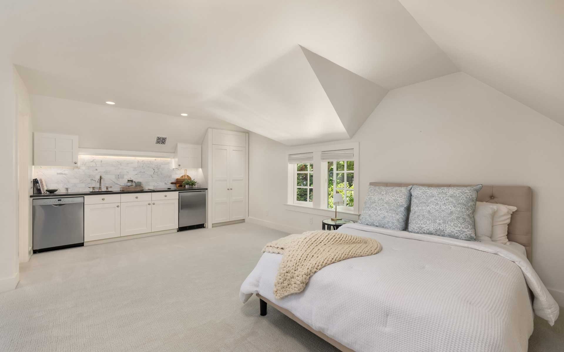 Sunny Hamptons Style in the Heart Of Medina