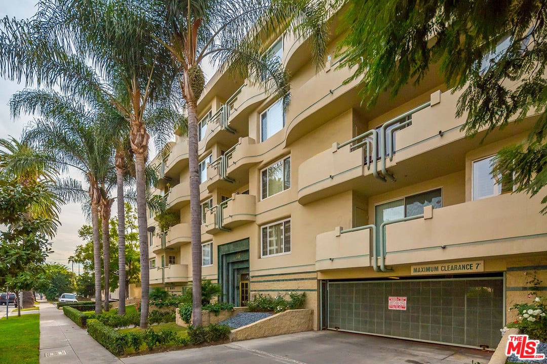 117 N Gale Dr #202