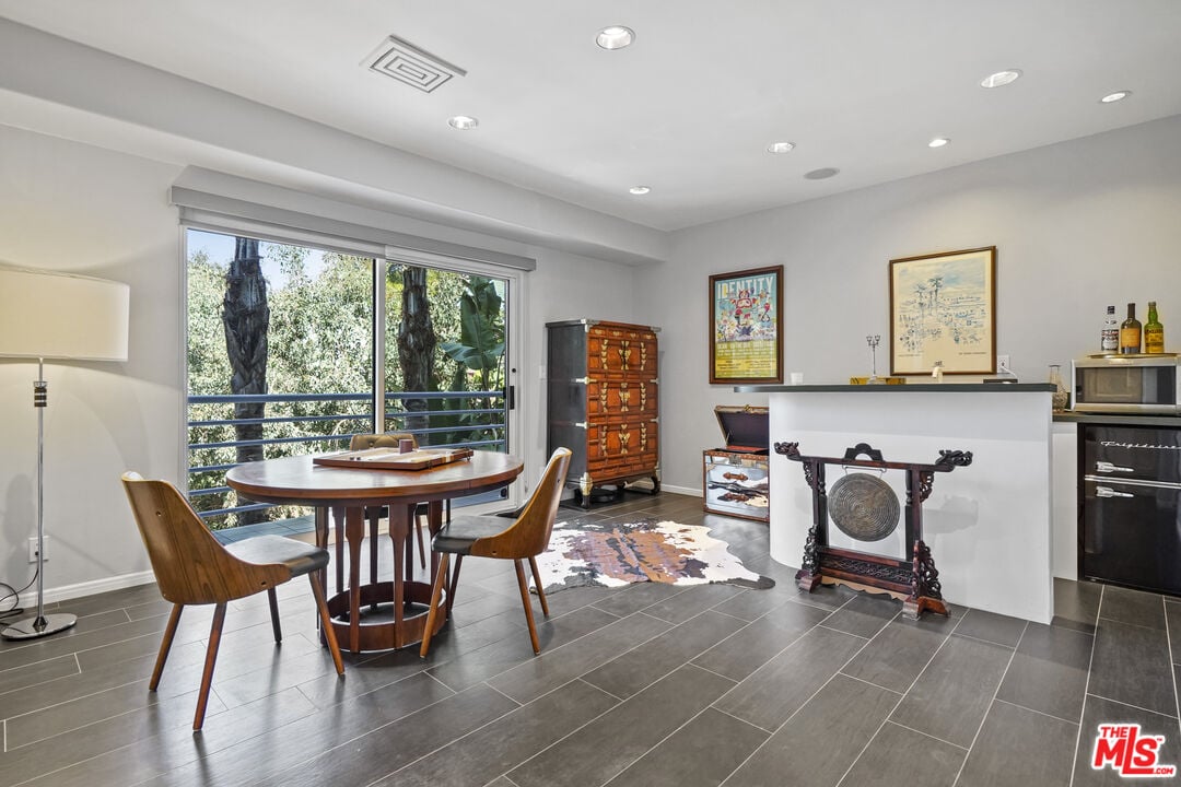 Solaris Manor, N Knoll Dr, 90068