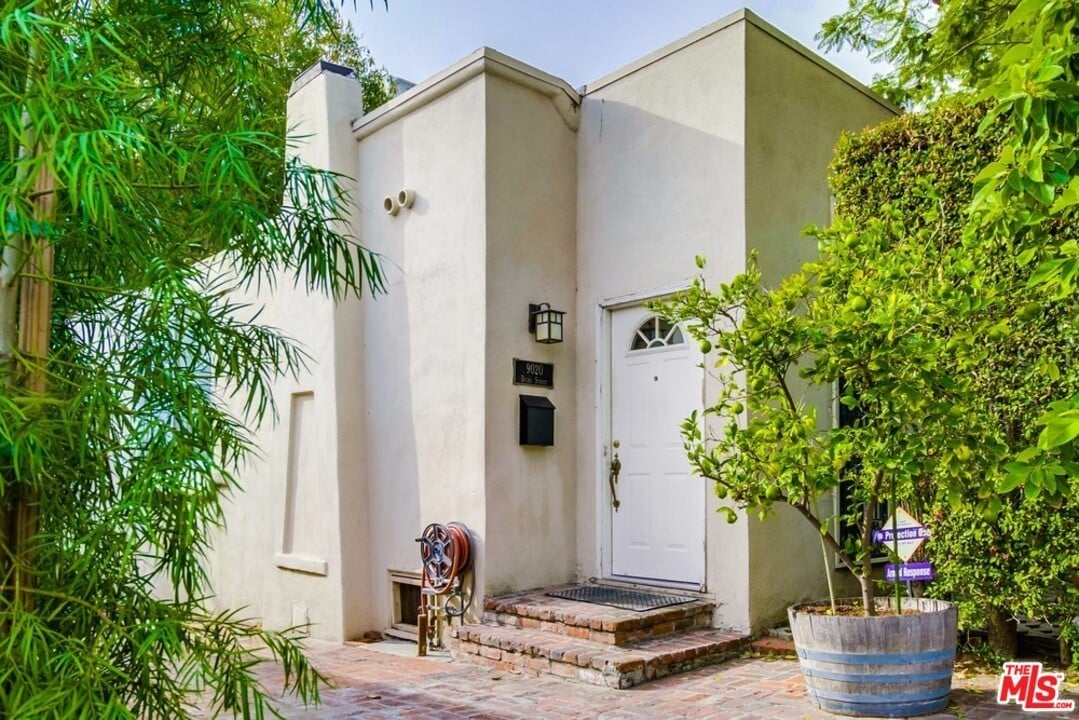 9020 Dicks St