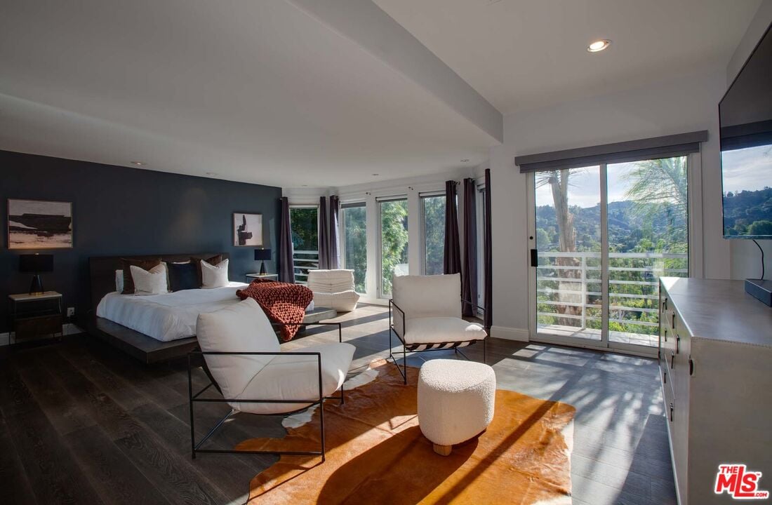 Solaris Manor, N Knoll Dr, 90068