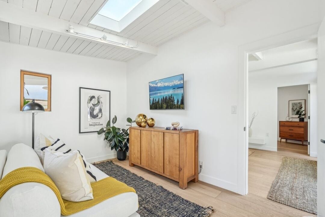 Sunset Crest Dr, 90046