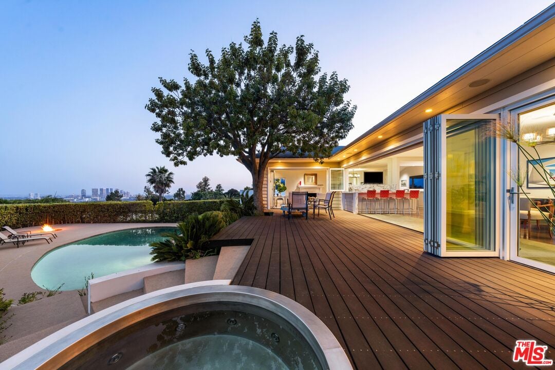 Sierra Mar Dr, 90069