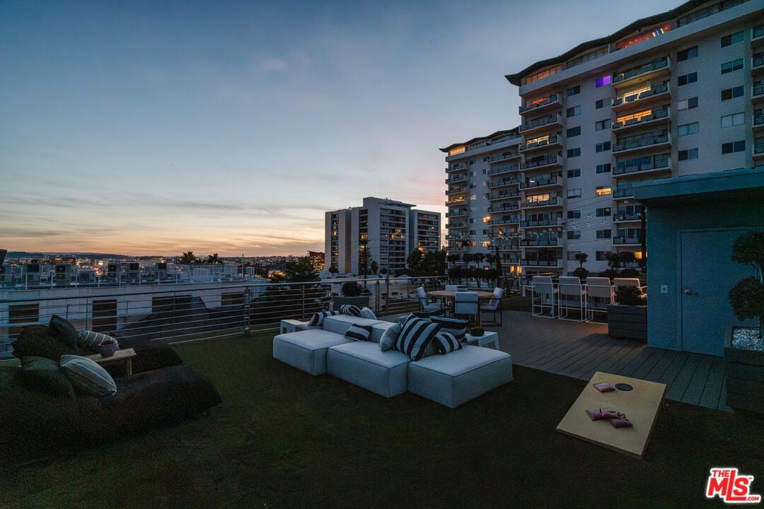 1152 N La Cienega Blvd, #301