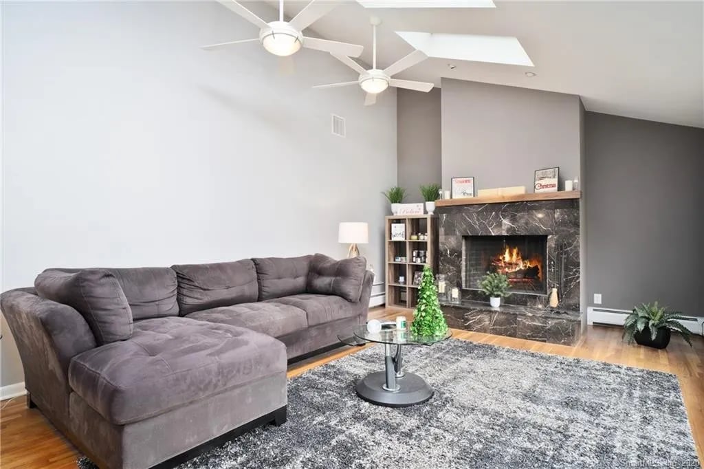 28 Surrey Dr, Norwalk