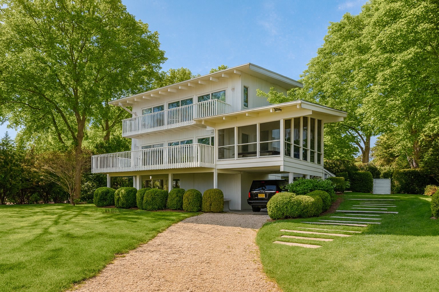 BRIGHT AND AIRY WITH WATERVIEWS