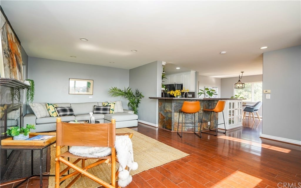 1937 Hanscom Dr