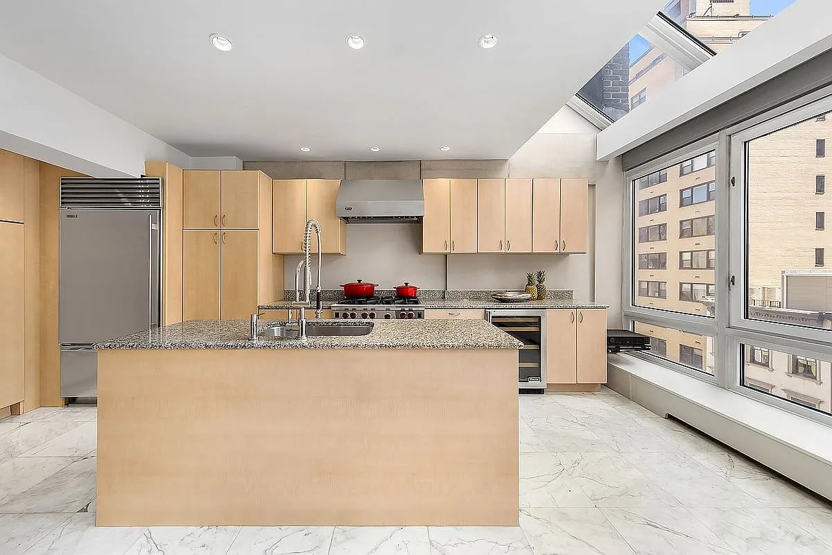 301 E 52ND Street PHC