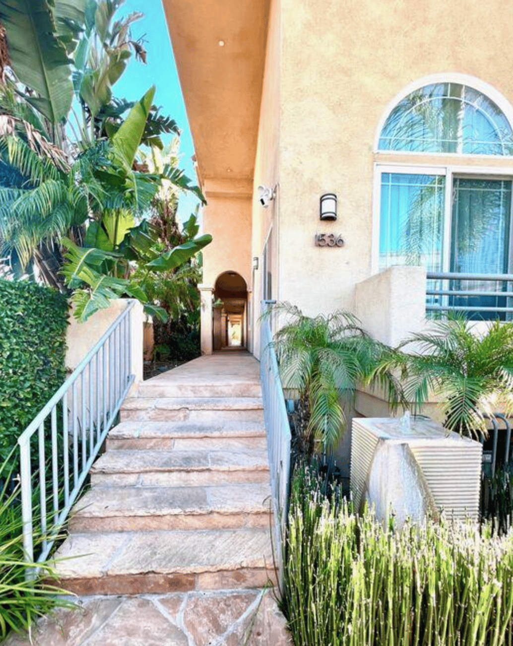 1536 Hi Point St #105, Los Angeles