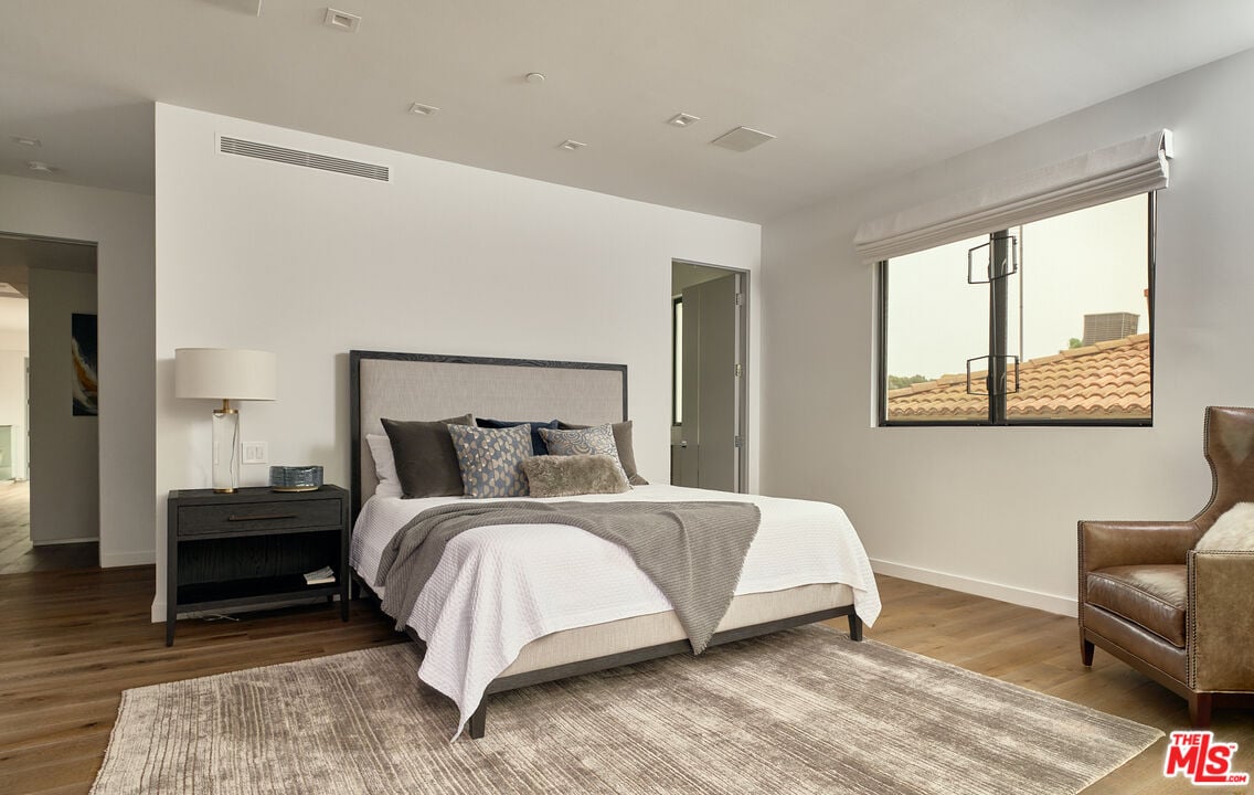 N Bowling Green Way, 90049