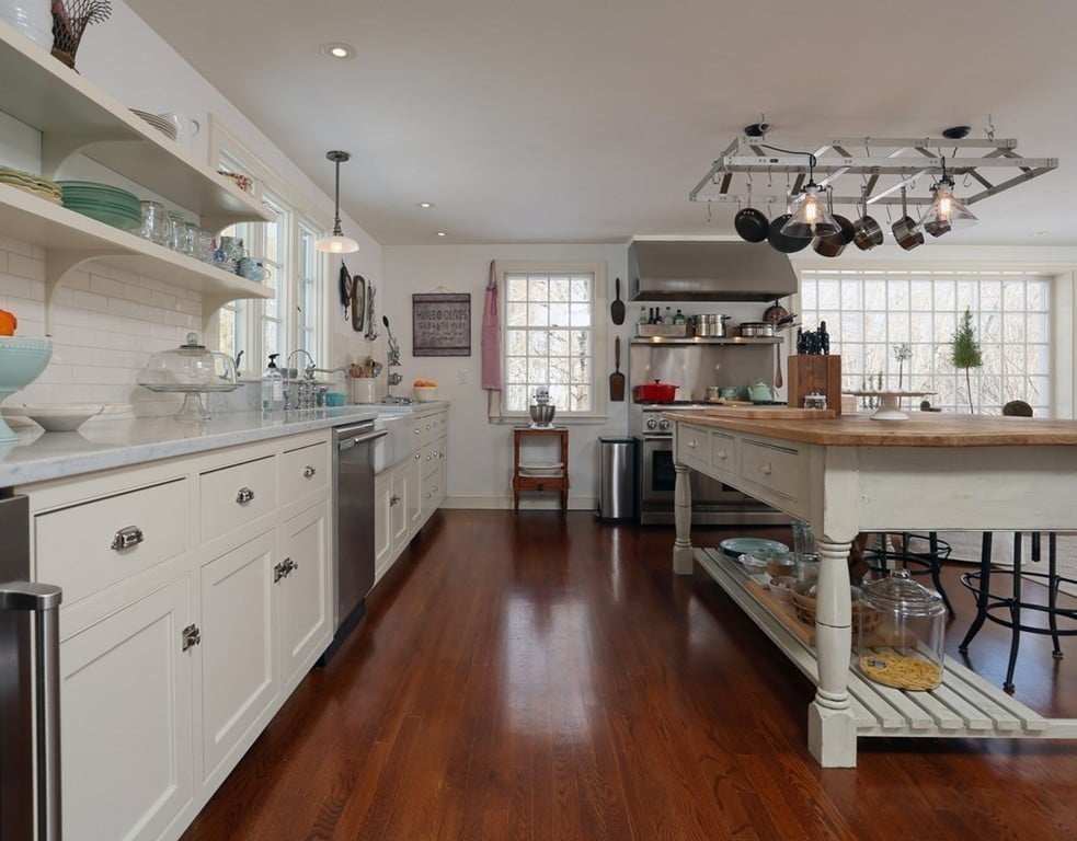 211 Lindsay Pond Rd