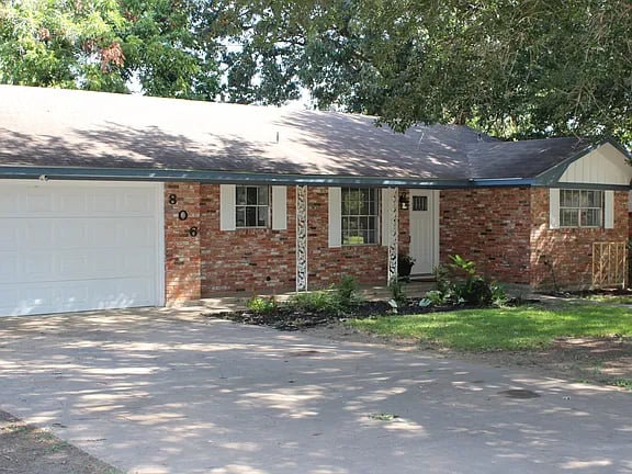 806 Spinn St