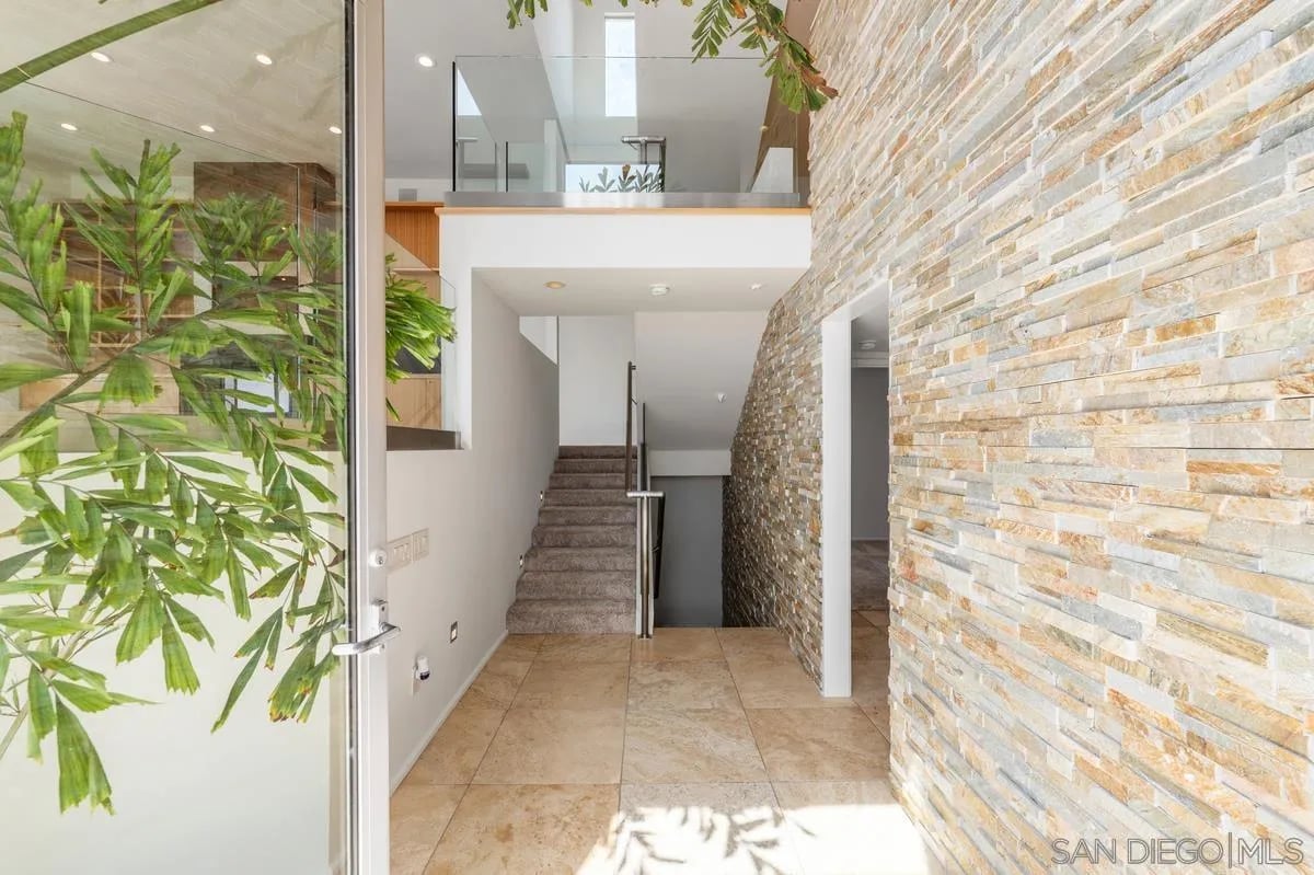 2885 Fallbrook Ln