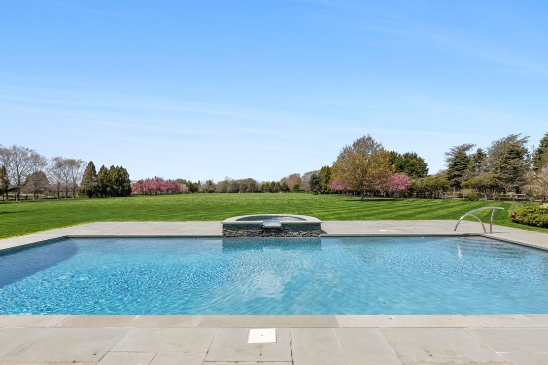 672 Halsey Ln