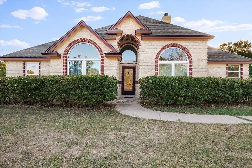 103 Lois Ln