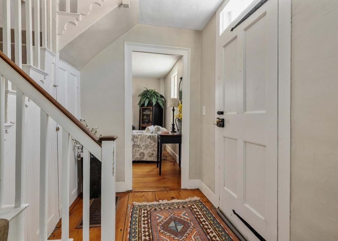 28 Dennett St