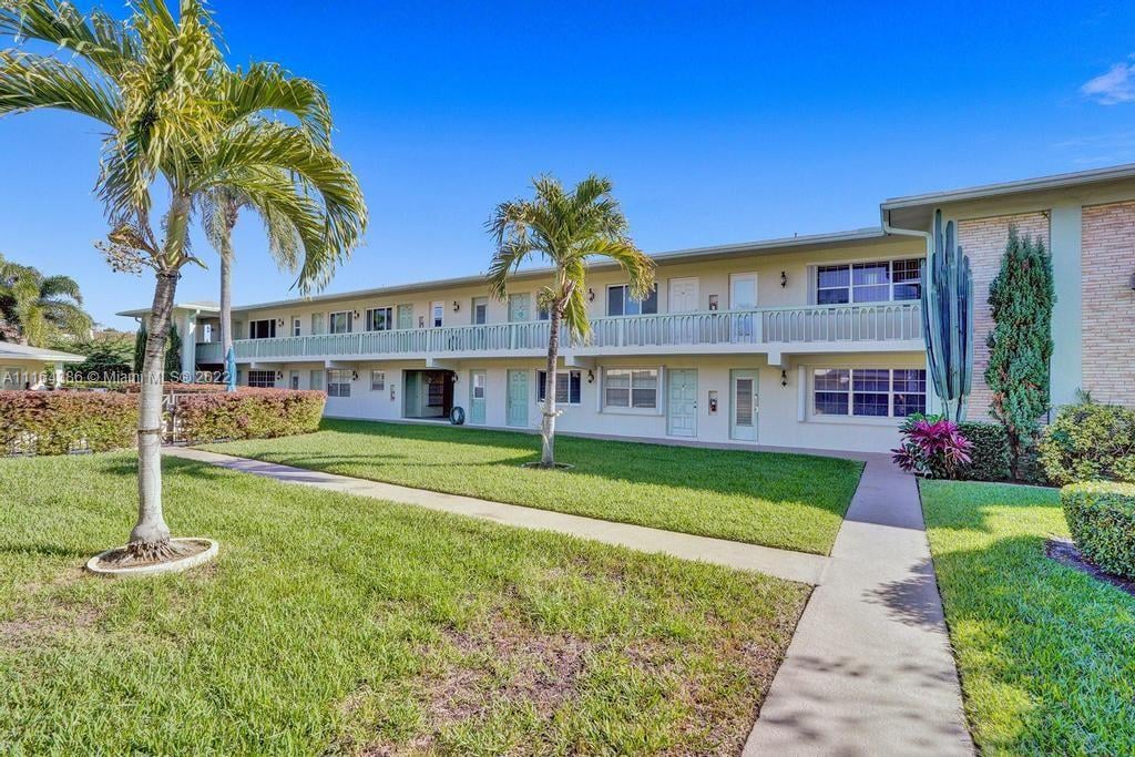 2120 NE 42nd St APT 8A