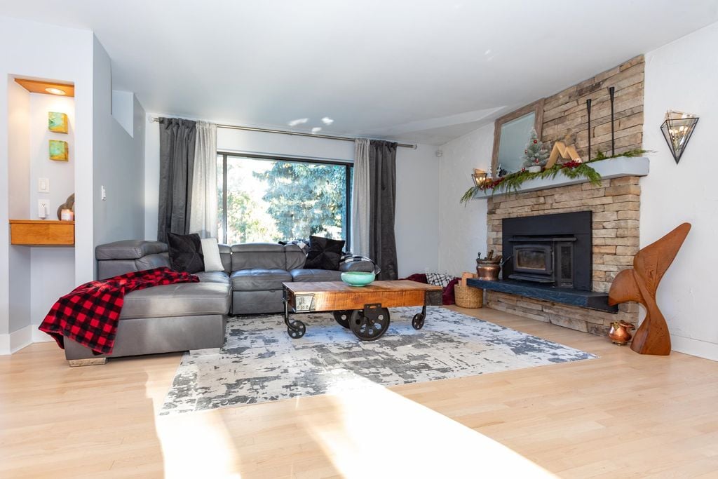 2537 Jura Cres