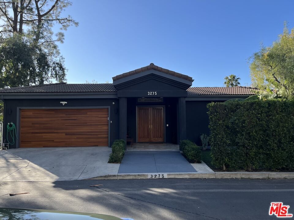 Solaris Manor, N Knoll Dr, 90068