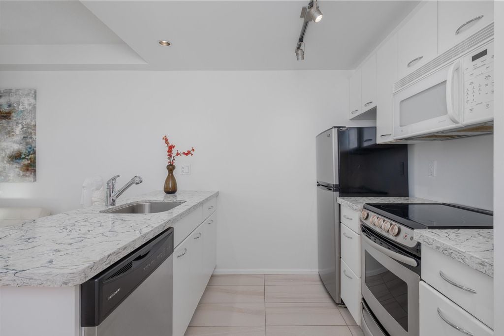 1331 W Georgia St, #707