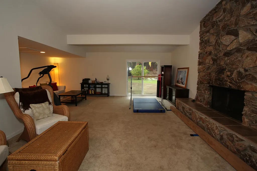 262 Ravenscroft Dr