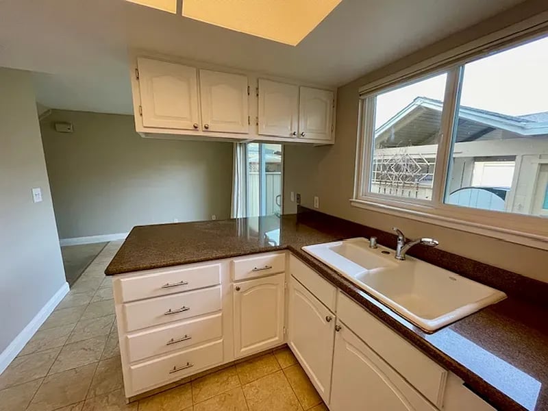  2 Comstock Queen Ct