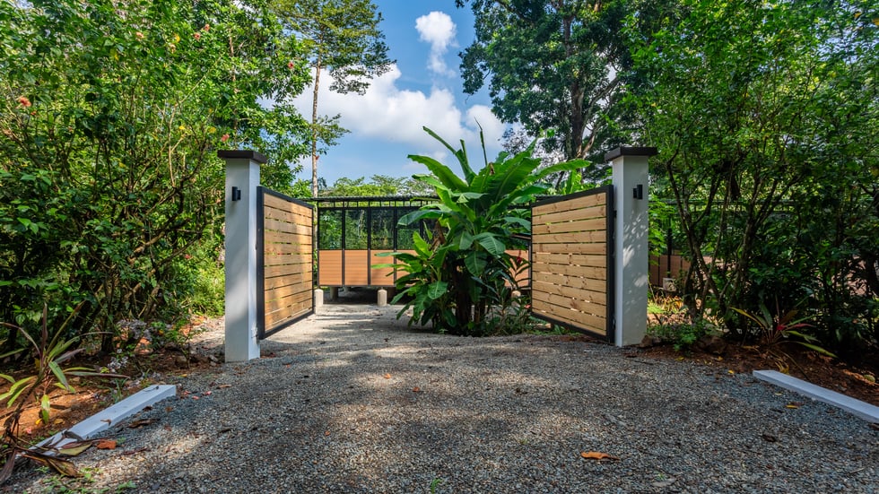 Riverfront Surf House in Playa Dominical Walk to the Beach