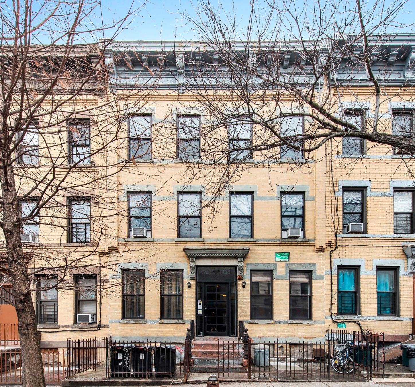 851 Hart St