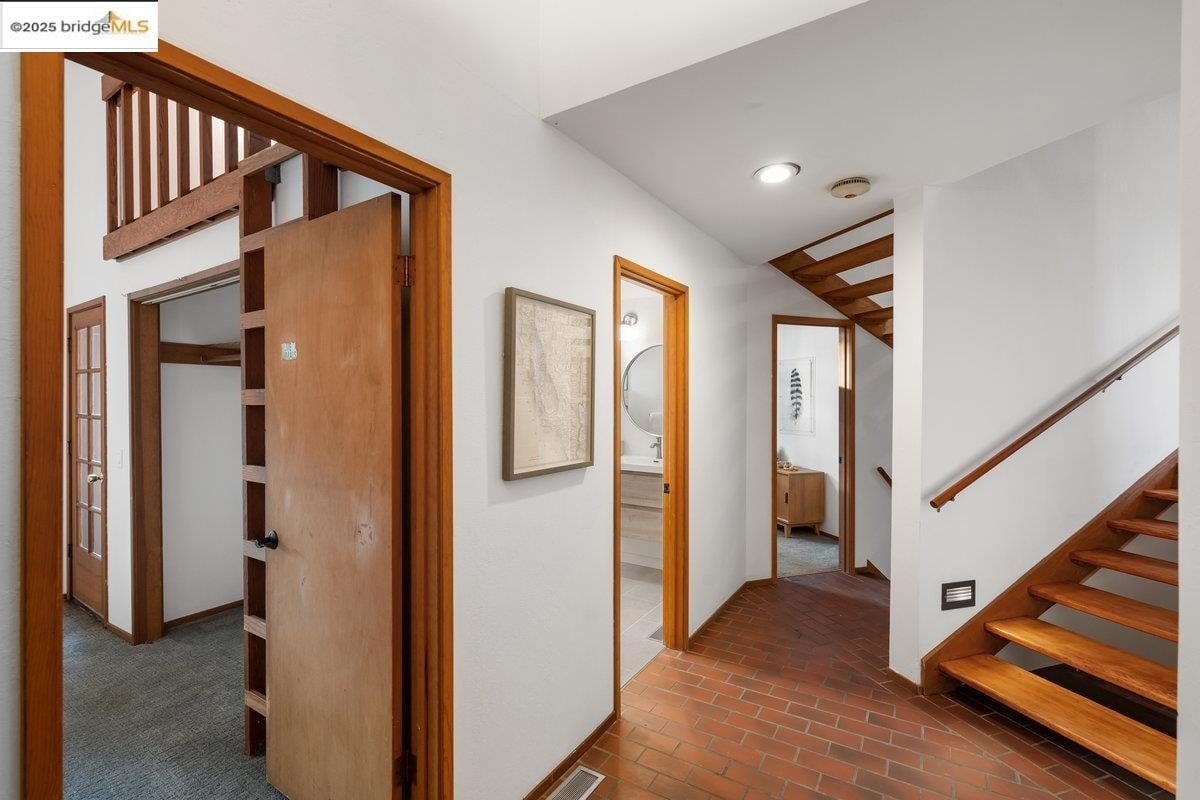 2112 Manzanita Dr