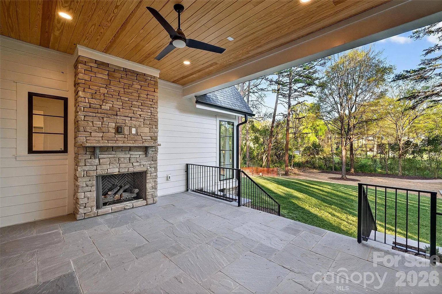 1209 Meadowood Ln